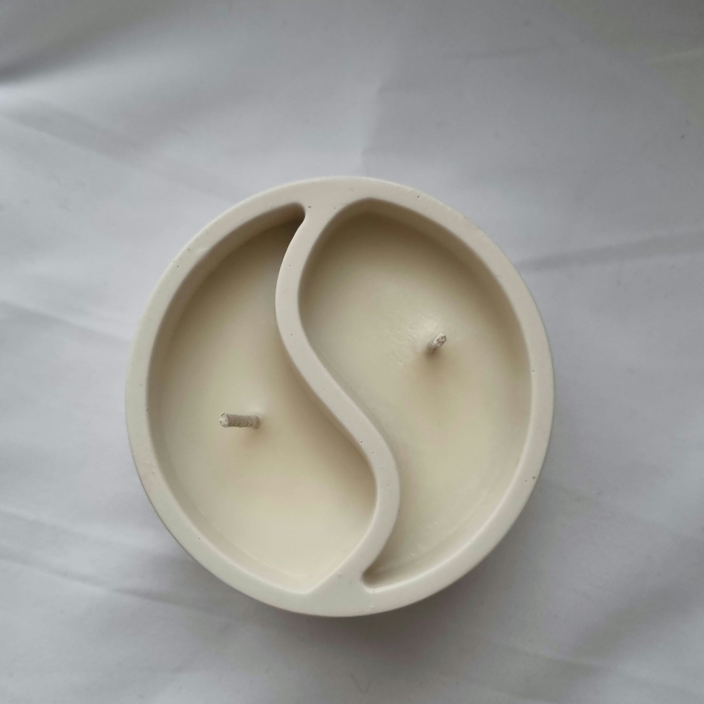 Jesmonite Ying Yang Candle